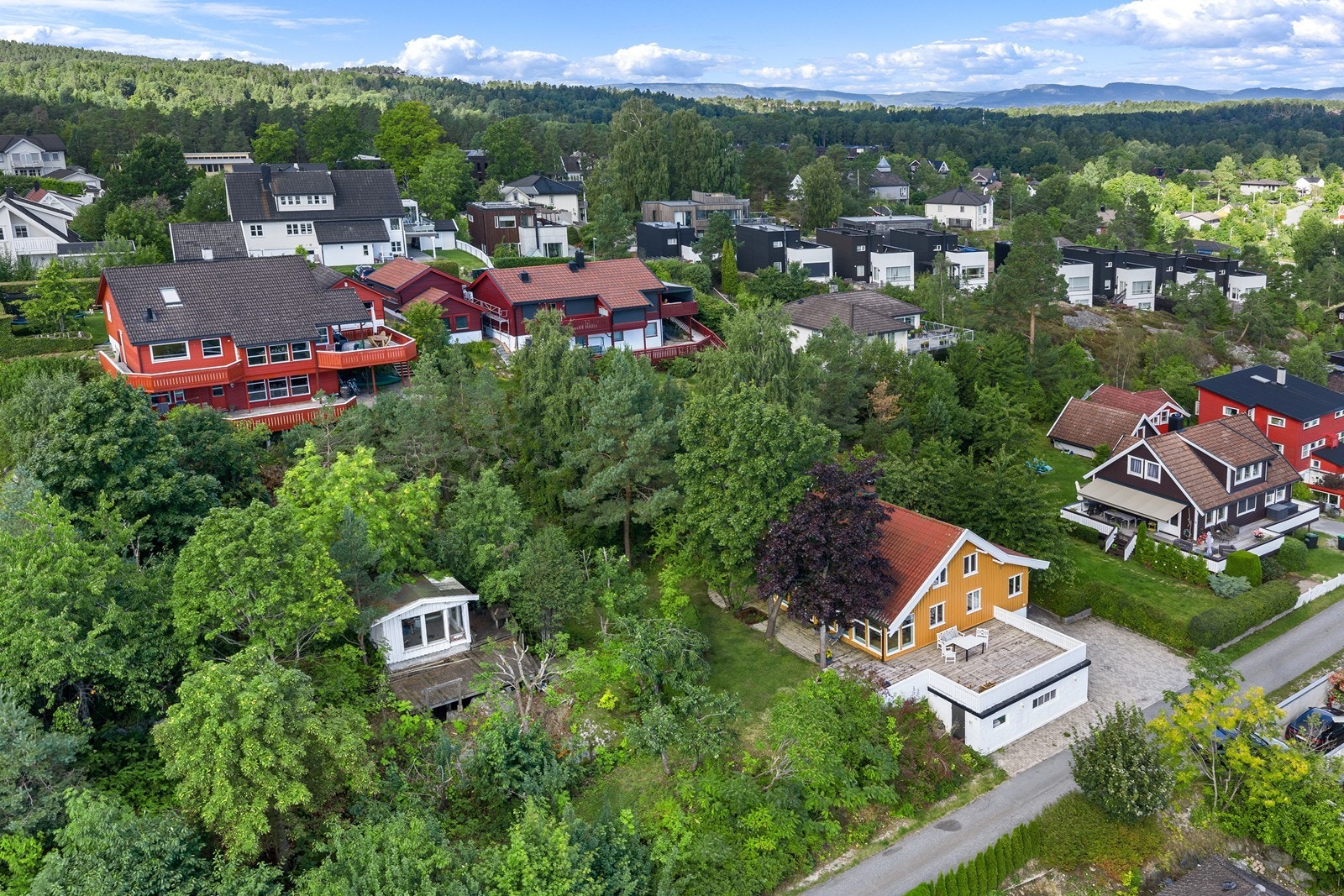 Eneboligen er omkranset av frodig vegetasjon og ligger tilbaketrukket i et rolig område. Galleribilde