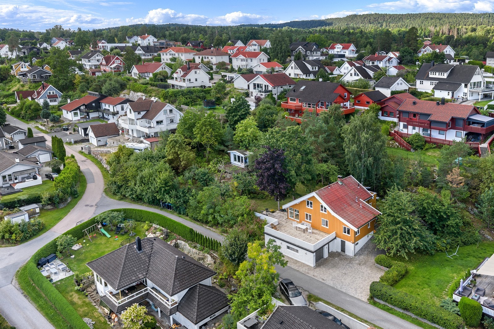 Boligen har en romslig tomt med hage og terrasseområder. Galleribilde