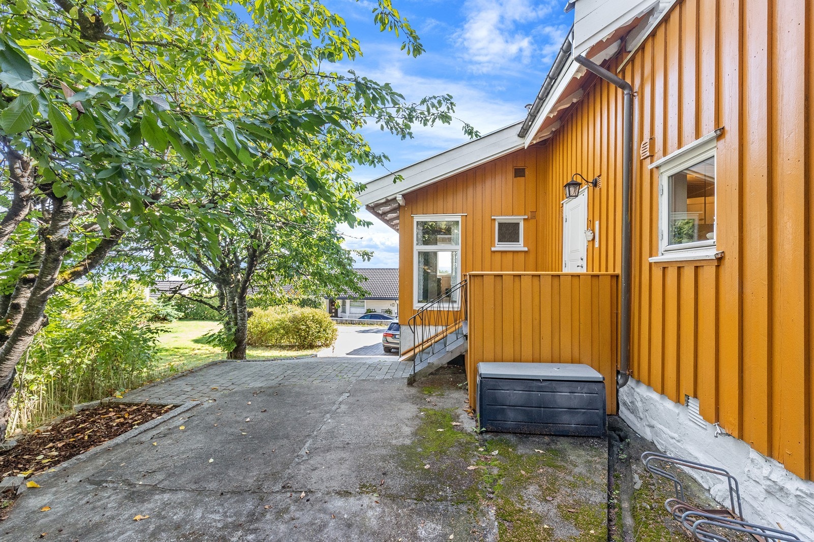 Inngangspartiet har enkel adkomst via trapp og platting. Galleribilde