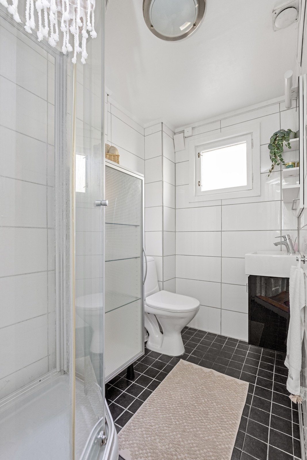 Badet har fliser på vegger og gulv samt elektrisk gulvvarme for en komfortabel opplevelse. Galleribilde