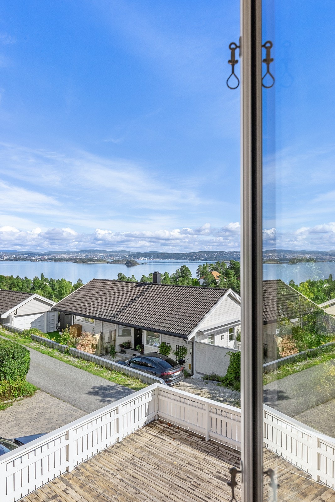 Terrassen har slitasje på gulvflaten og rekkverk, med behov for oppgradering. Galleribilde
