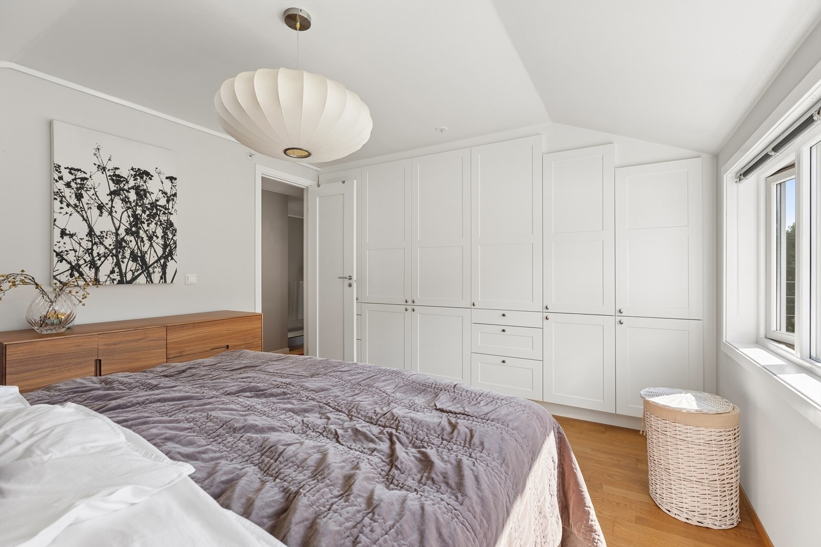 Plassbygd garderobeskap fra Sigdal. Galleribilde