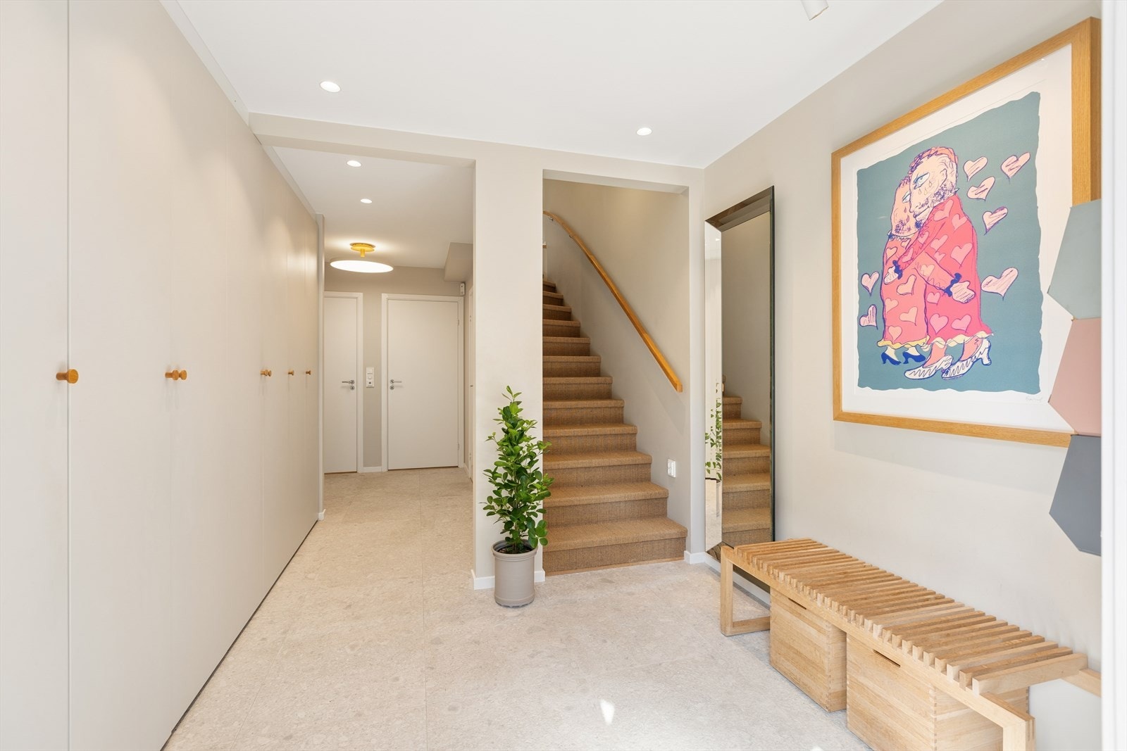 Flislagt entré med varmekabler i gulv og plassbygde garderobeskap. Galleribilde