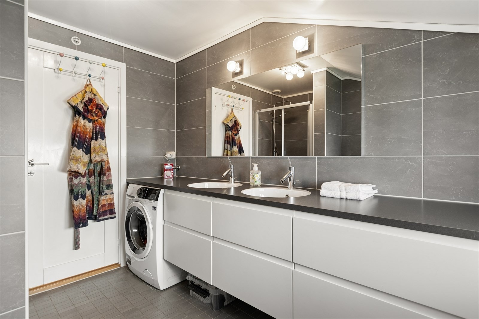 Opplegg for vaskemaskin på badet.Det er klargjort for etablering av badekar. Galleribilde