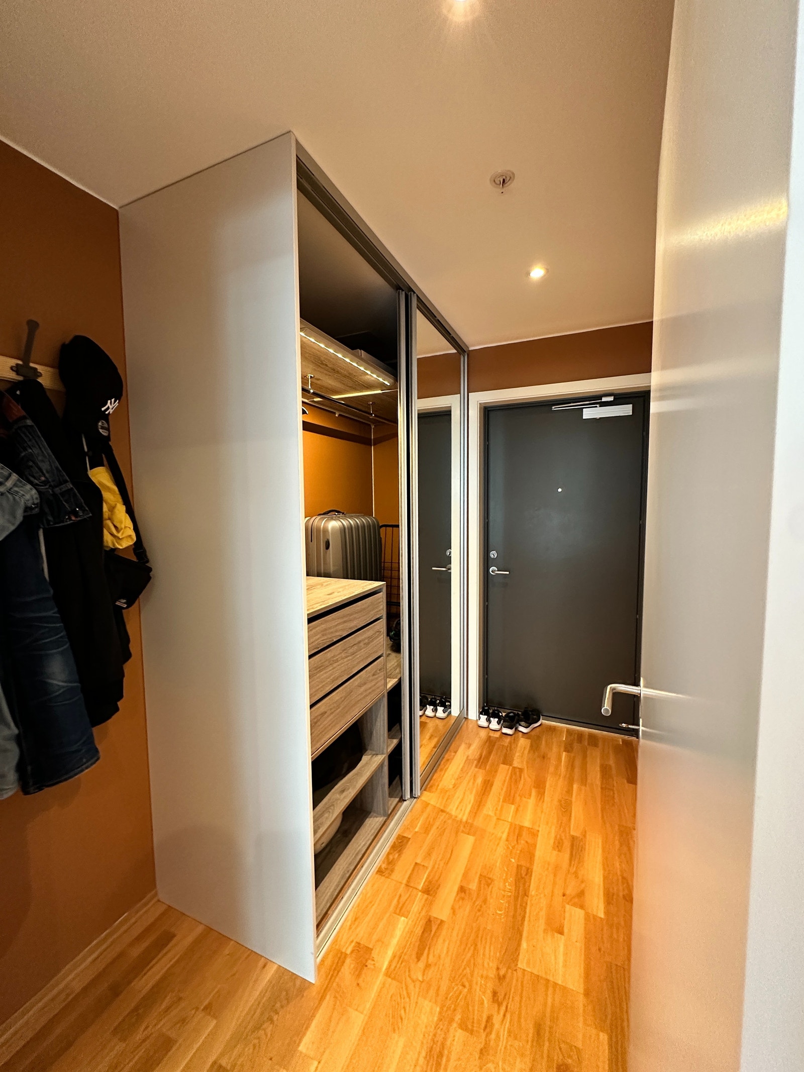 Gang med stor skyvedørsgarderobe Galleribilde
