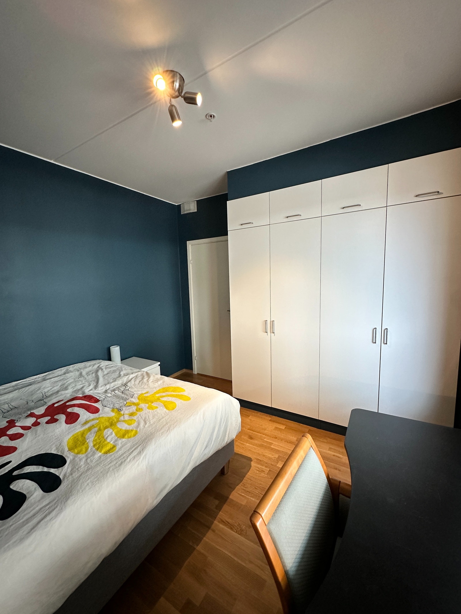 God plass til 180x200 seng og evt arbeidsbord/hjemmekontor Galleribilde