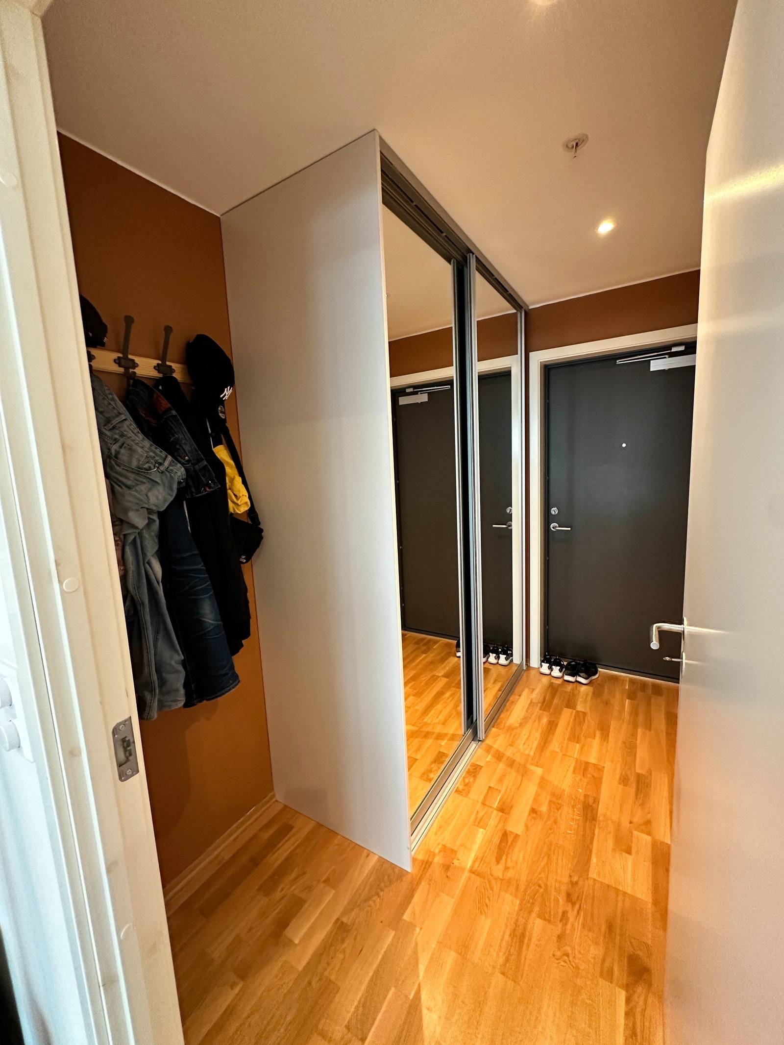 Gang med stor skyvedørsgarderobe Galleribilde