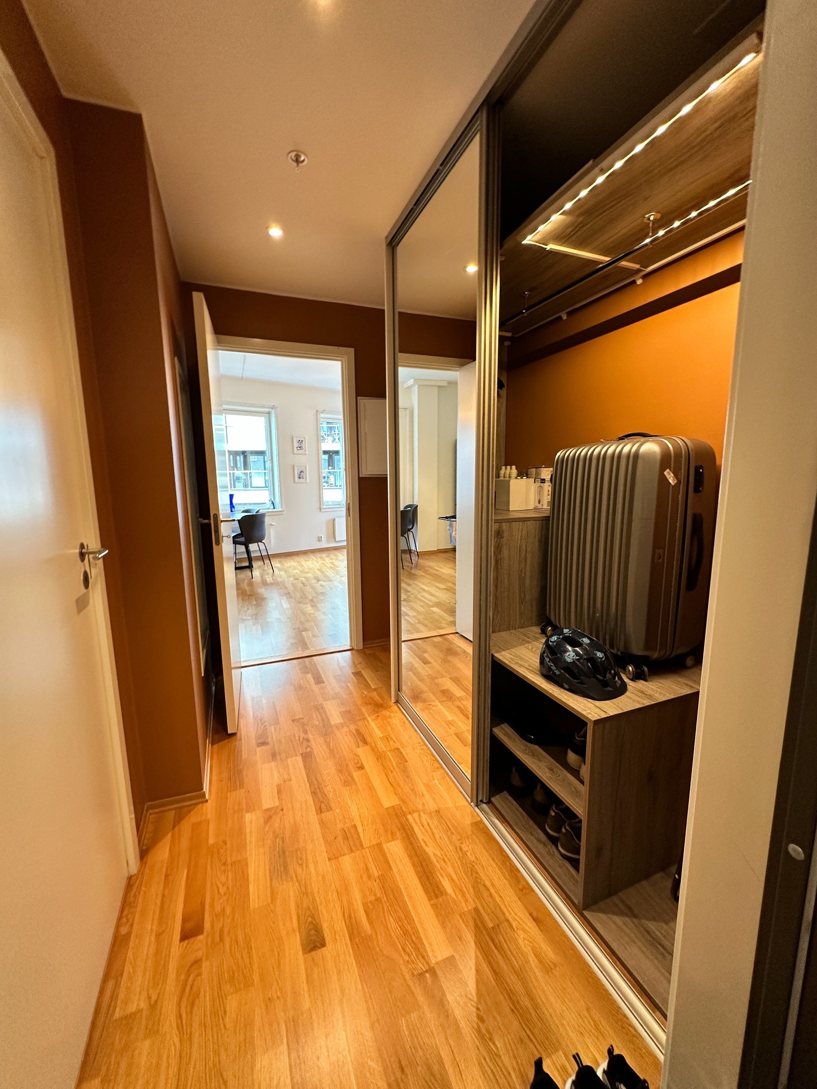 Gang med stor skyvedørsgarderobe Galleribilde