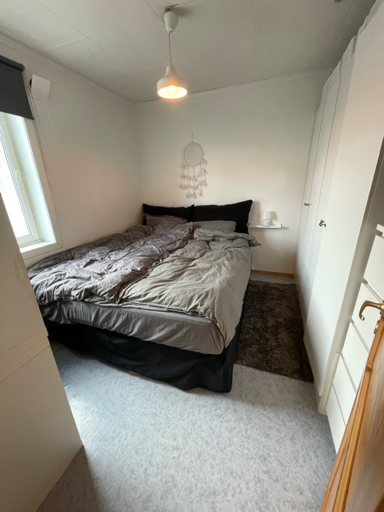 Stort soverom med plass garderobe skap og dobbelt seng Galleribilde