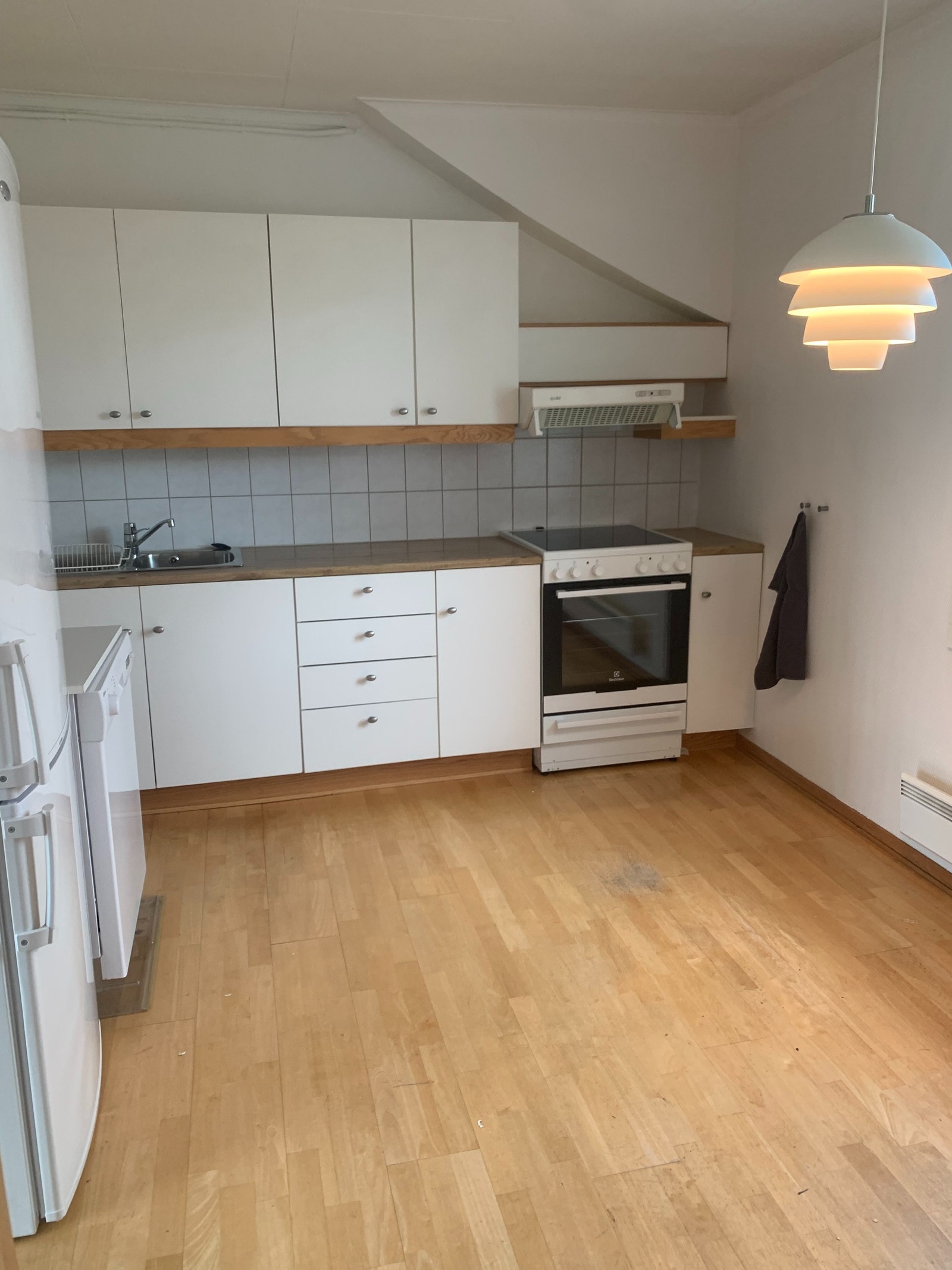 Kjøkken med god plass til spisebord Galleribilde