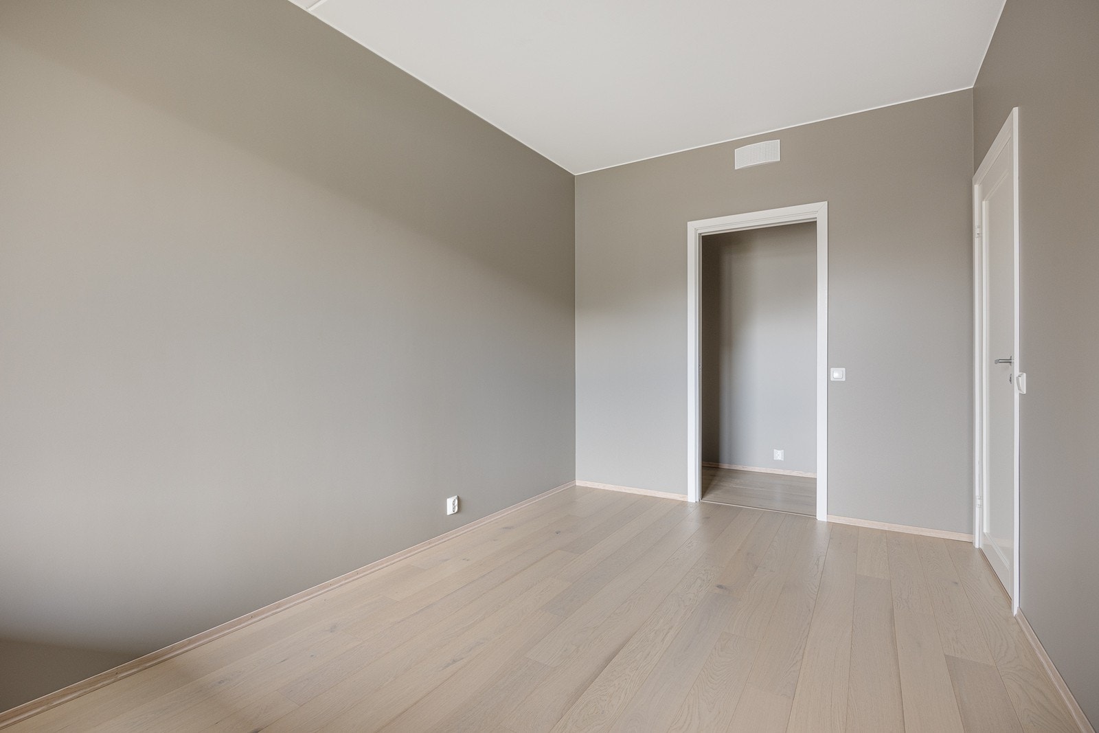 Hovedsoverommet har direkte adkomst til et walk-in-closet. Galleribilde
