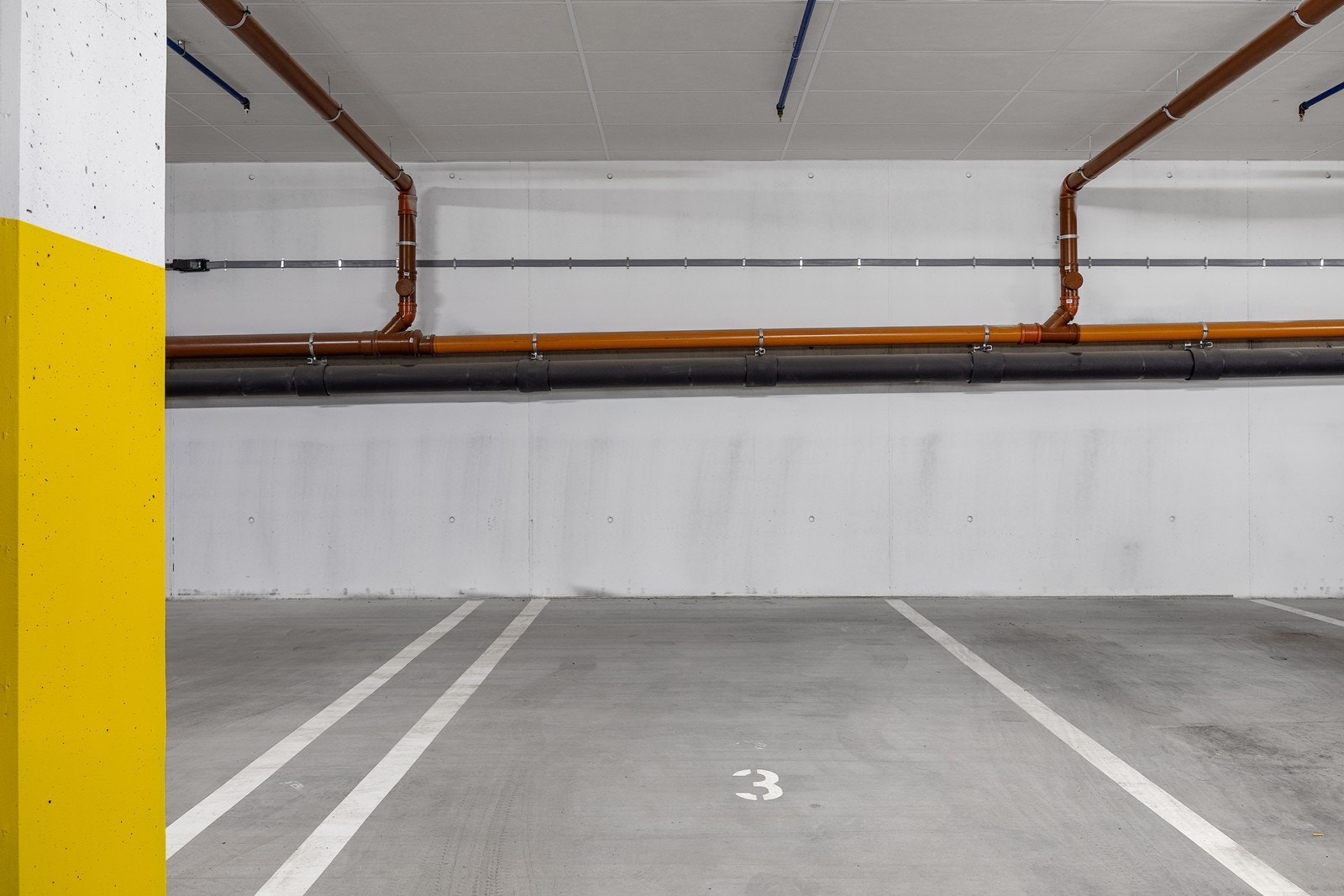 Leiligheten disponerer 1 parkeringsplass i garasjekjelleren. Det er sykkelparkering i fellesarealet. Galleribilde