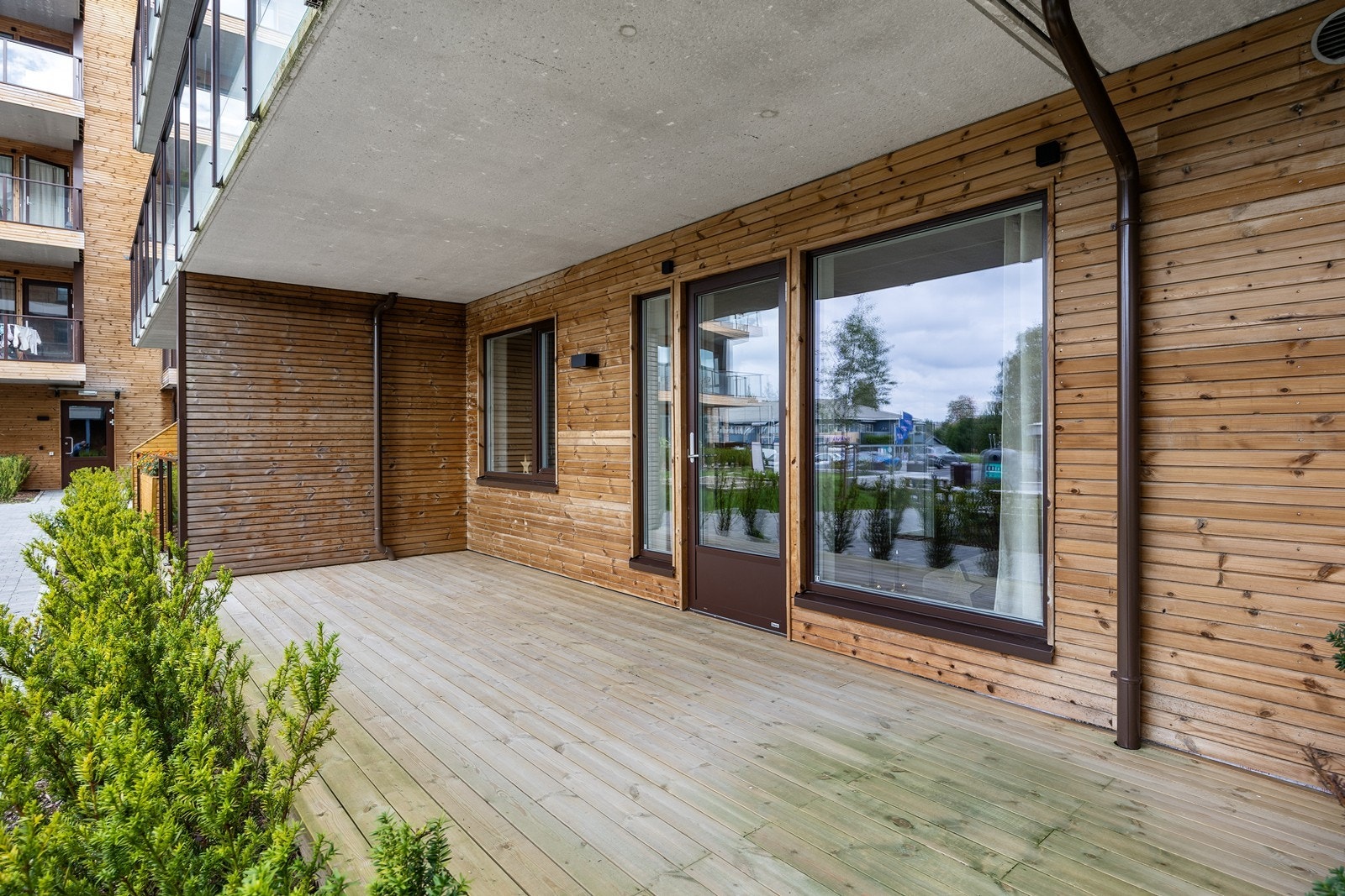 Leiligheten har en fin markterrasse i tre med adkomst fra stuen. Her er det god plass til utemøbler, grill, m.m. Galleribilde