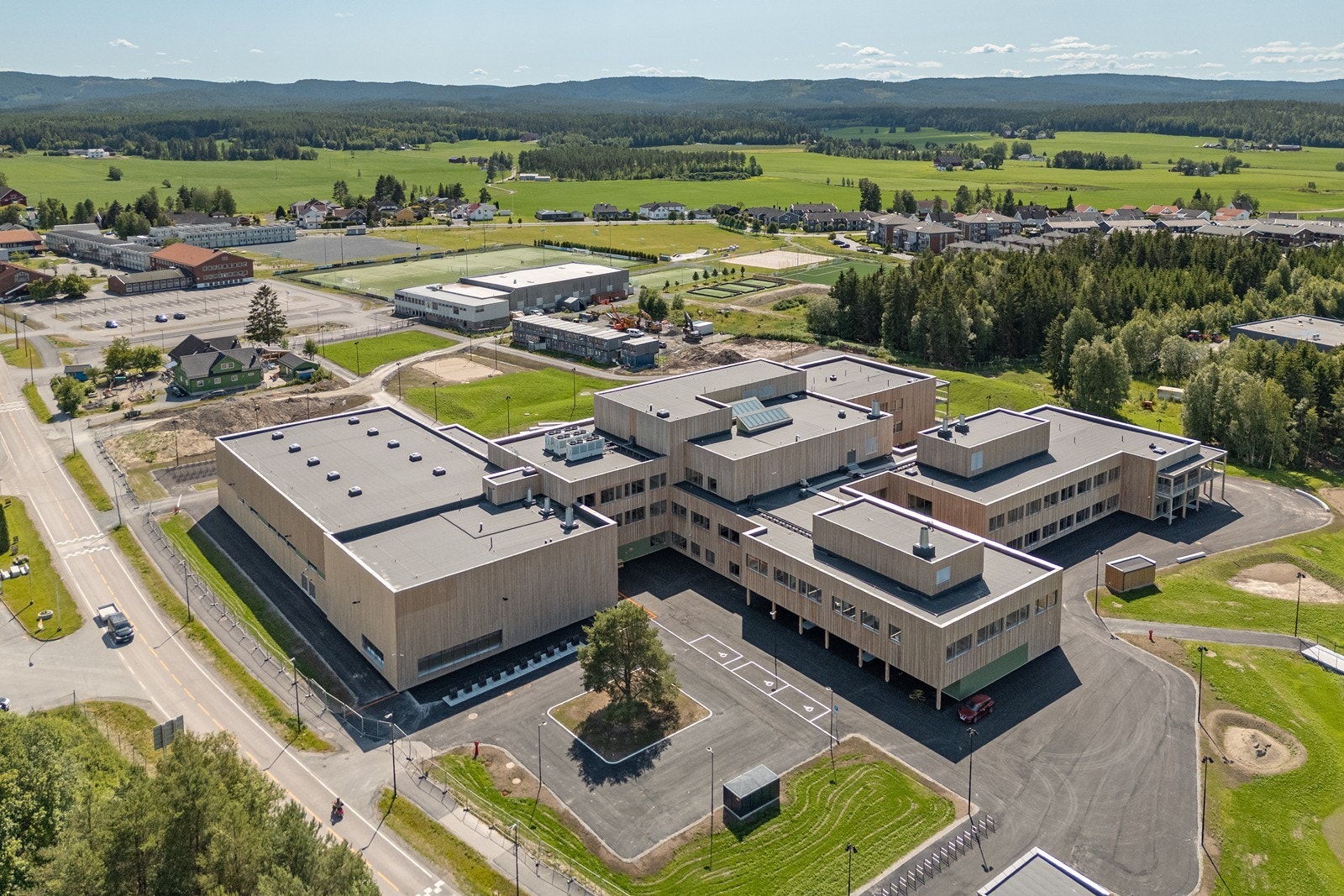 På Aursmoen er det nylig bygget en helt ny 1-10 skole, flerbrukshall, svømmebassing og barnehage. Byggene ble tatt i bruk til skolestart høsten 2025. Galleribilde