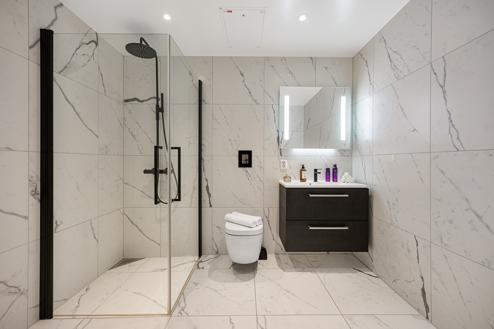 Badet fremstår med lekre tilvalg utover standardleveransen. Gulv og veggfliser i 60x60 cm i Lea Dreaming Blanco har et marmoraktig og litt luksuriøst preg. Galleribilde