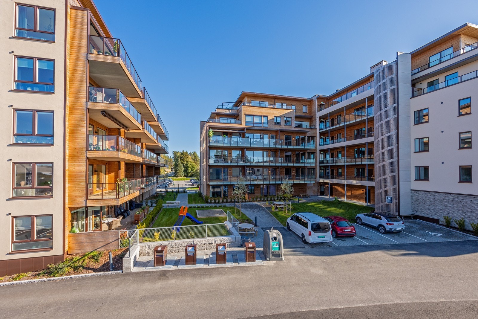 Fellesområdet er pent opparbeidet med internveier/gangveier, område for lek og opphold, grøntområder, gjesteparkering og område for renovasjon. Galleribilde
