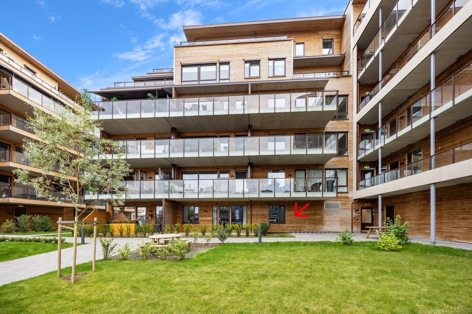 Mot fellesområdet og felles inngangsparti er det plantet en vintergrønn hekk. Det er levegg mot naboleiligheten. Galleribilde