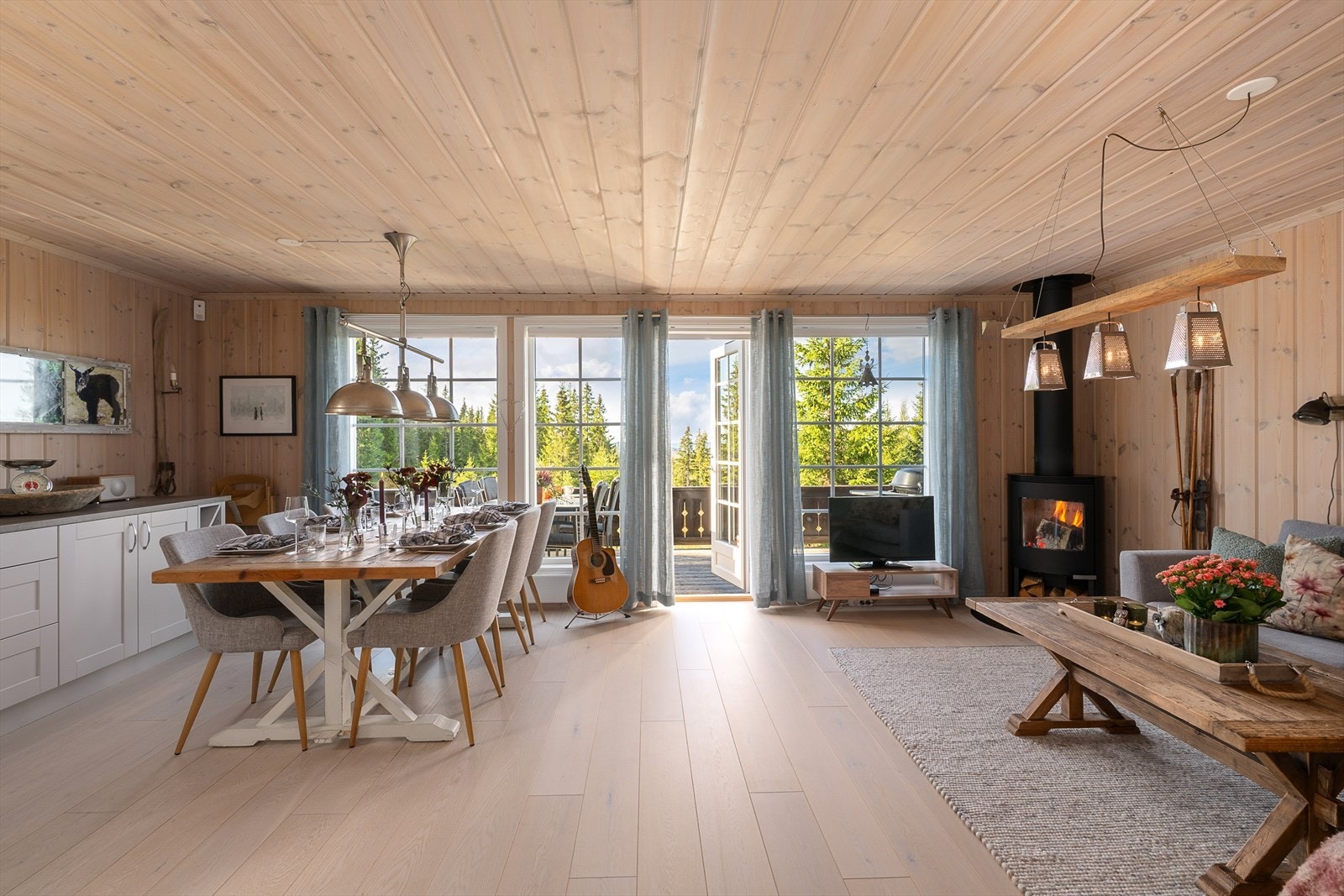 Lys og innbydende hytte i moderne stil, bygget i 2016. Ligger i etablert område på Rømåsen/Sjusjøen. Galleribilde