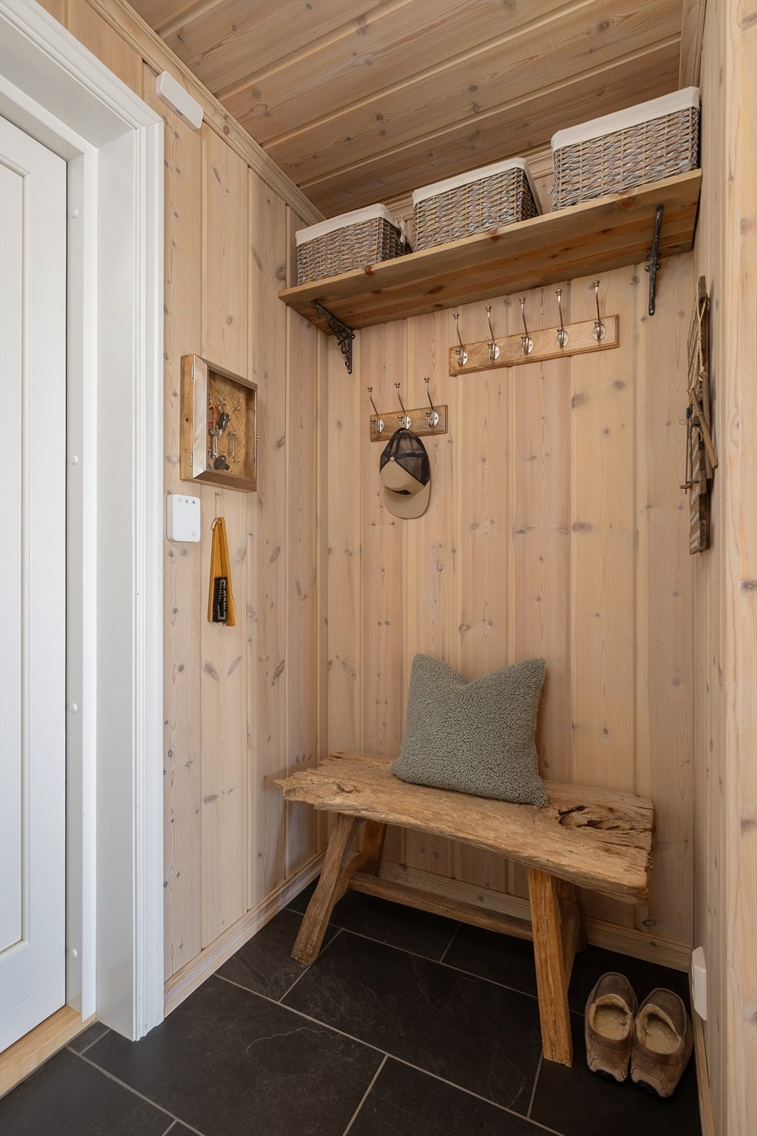 Fin plass til å henge fra seg yttertøy i gangen. Galleribilde