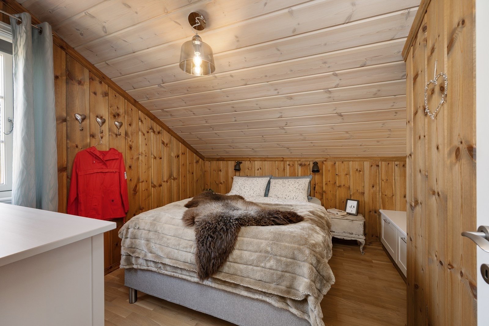 Soverom med plass til dobbeltseng. Gjennomgående bruk av parkett og panel også i soverommene. Galleribilde