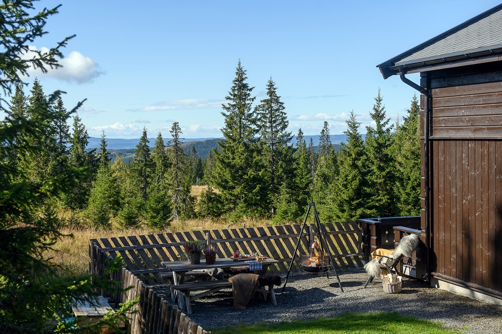 Umiddelbar tilgang til langrennsløype med forbindelse til Sjusjøens omfattende løypenett. Sommerstid er det fine turmuligheter både til fots og på sykkel. Galleribilde