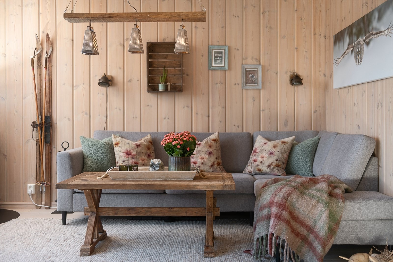 Fine møbleringsmuligheter i stua og fin plass til sofa. Galleribilde