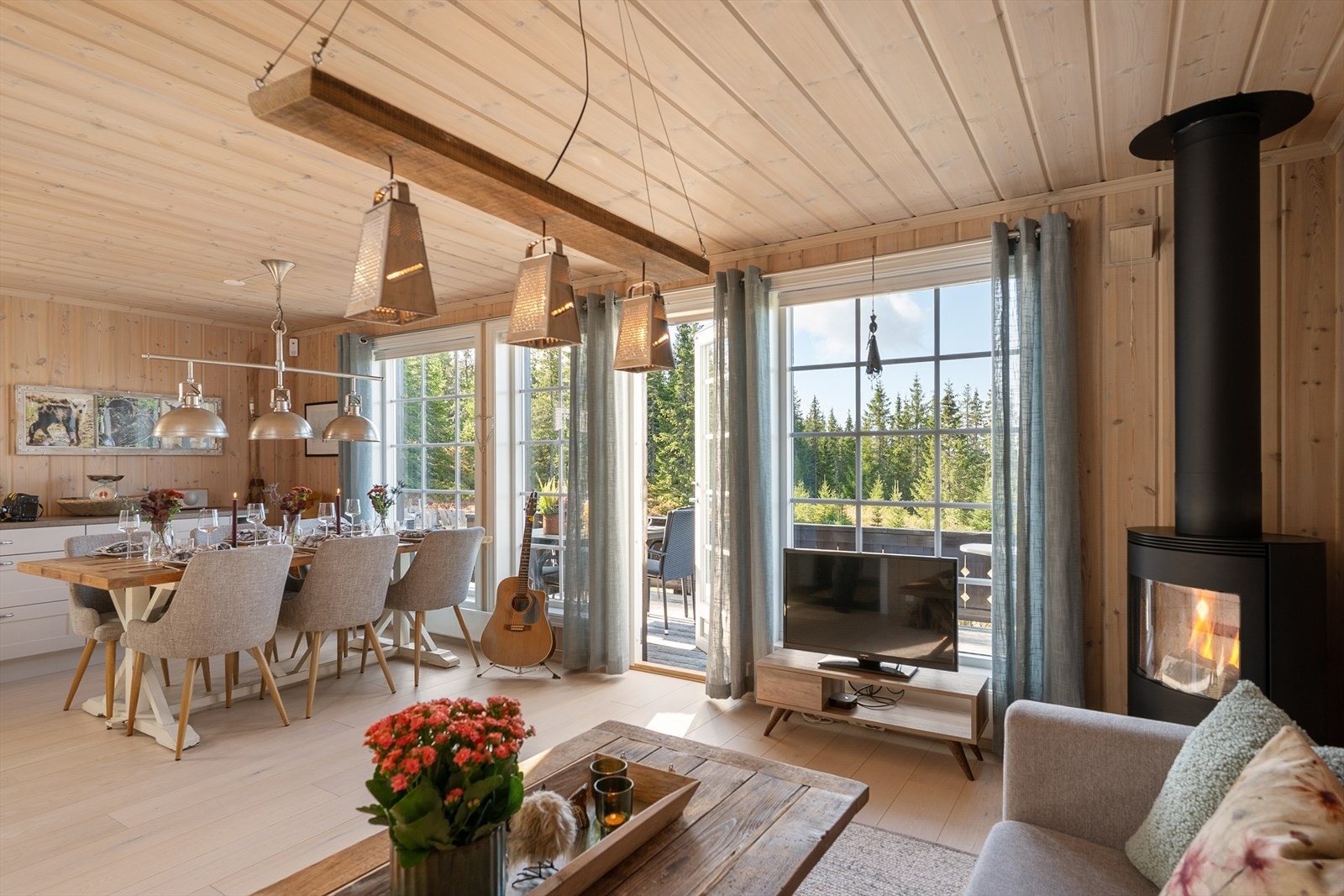Store vindusflater slipper inn rikelig med naturlig lys i rommet. Galleribilde