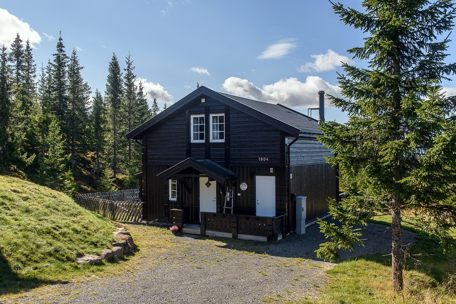 Egen utvendig bod på 4 m² gir ekstra lagringsplass. Galleribilde