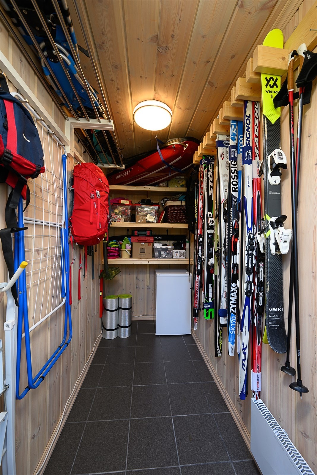 Innvendig bod med god plass til ski og utstyr. Galleribilde
