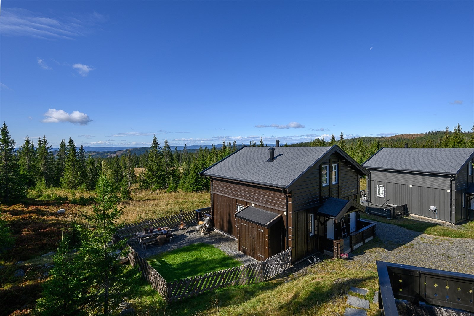 Eiendommen ligger på en selveiertomt på 731 m². Fine solforhold og flere fine soner der du kan følge sola. Galleribilde
