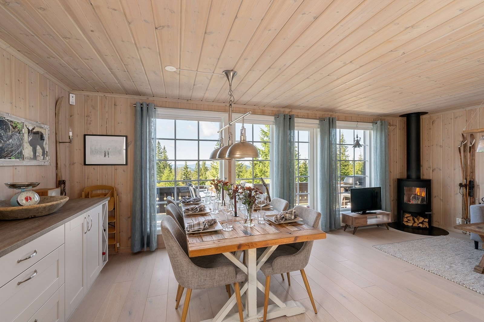 God romfølelse og fin plass til langbord. Galleribilde