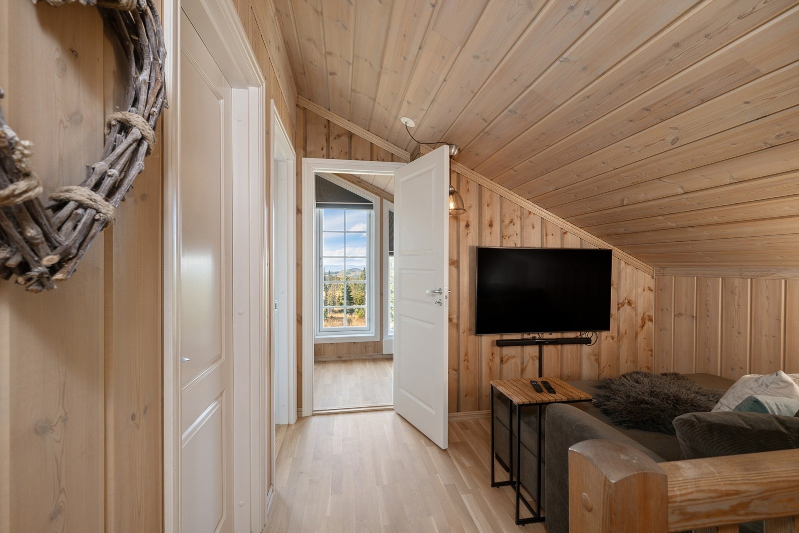 Fra hemsstuen er det adkomst til fire soverom og et toalettrom. Galleribilde