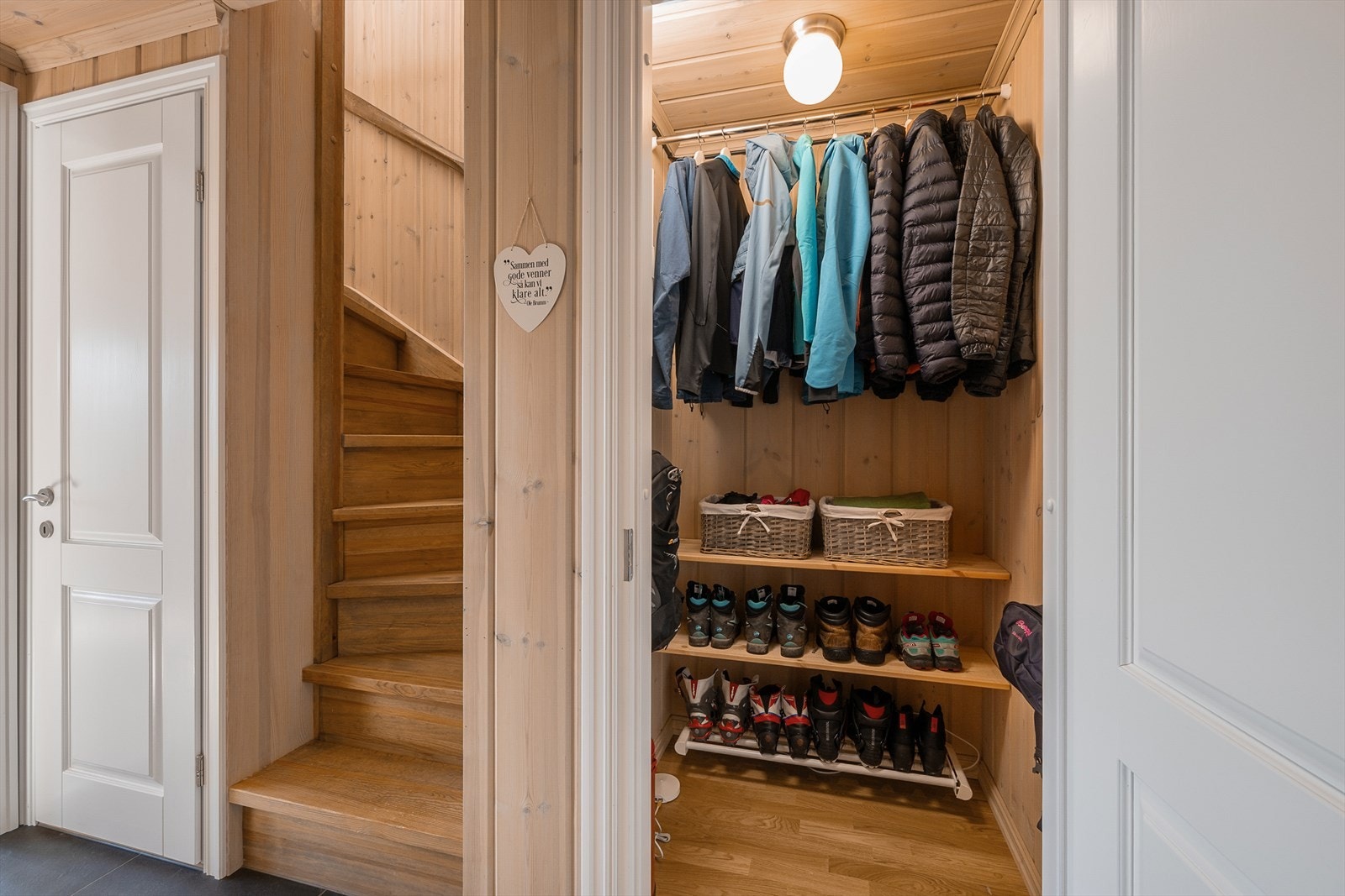 Under trappen er det et en liten bod med varmtvannsbereder på 200 liter. Eget garderoberom i tillegg. Galleribilde