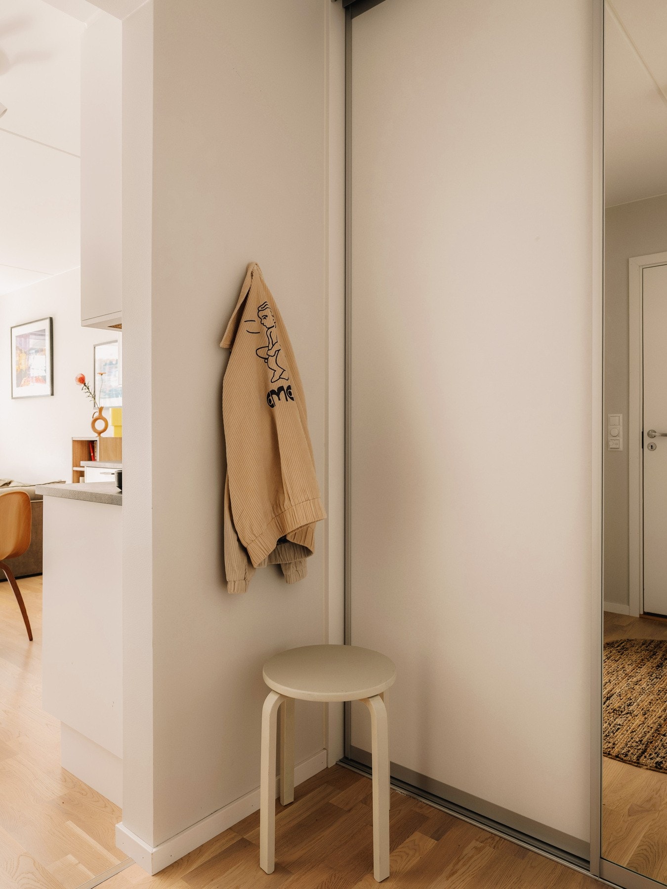 - Godt med oppbevaringsplass i skyvedørsgarderobe - Galleribilde