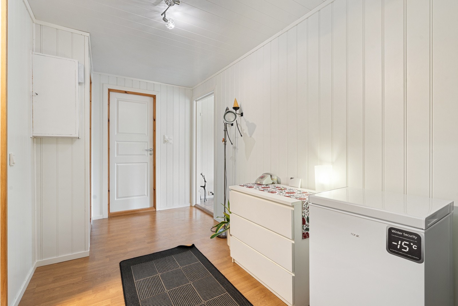 Velkommen inn, entreen er lys, innbydende og har god plass til yttertøy og sko.