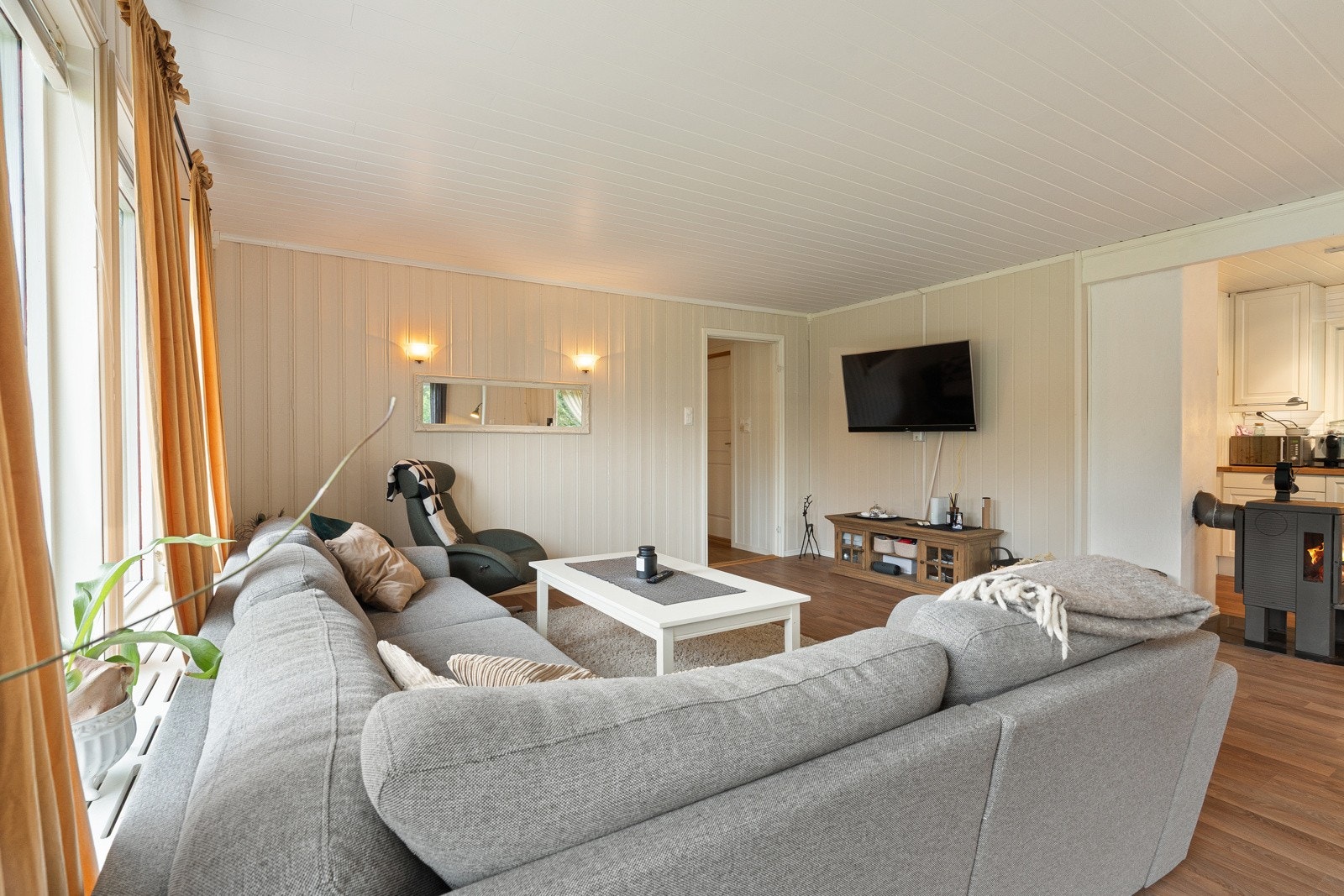Stuen er i en åpen løsning med kjøkkenet som fremstår moderne og praktisk.