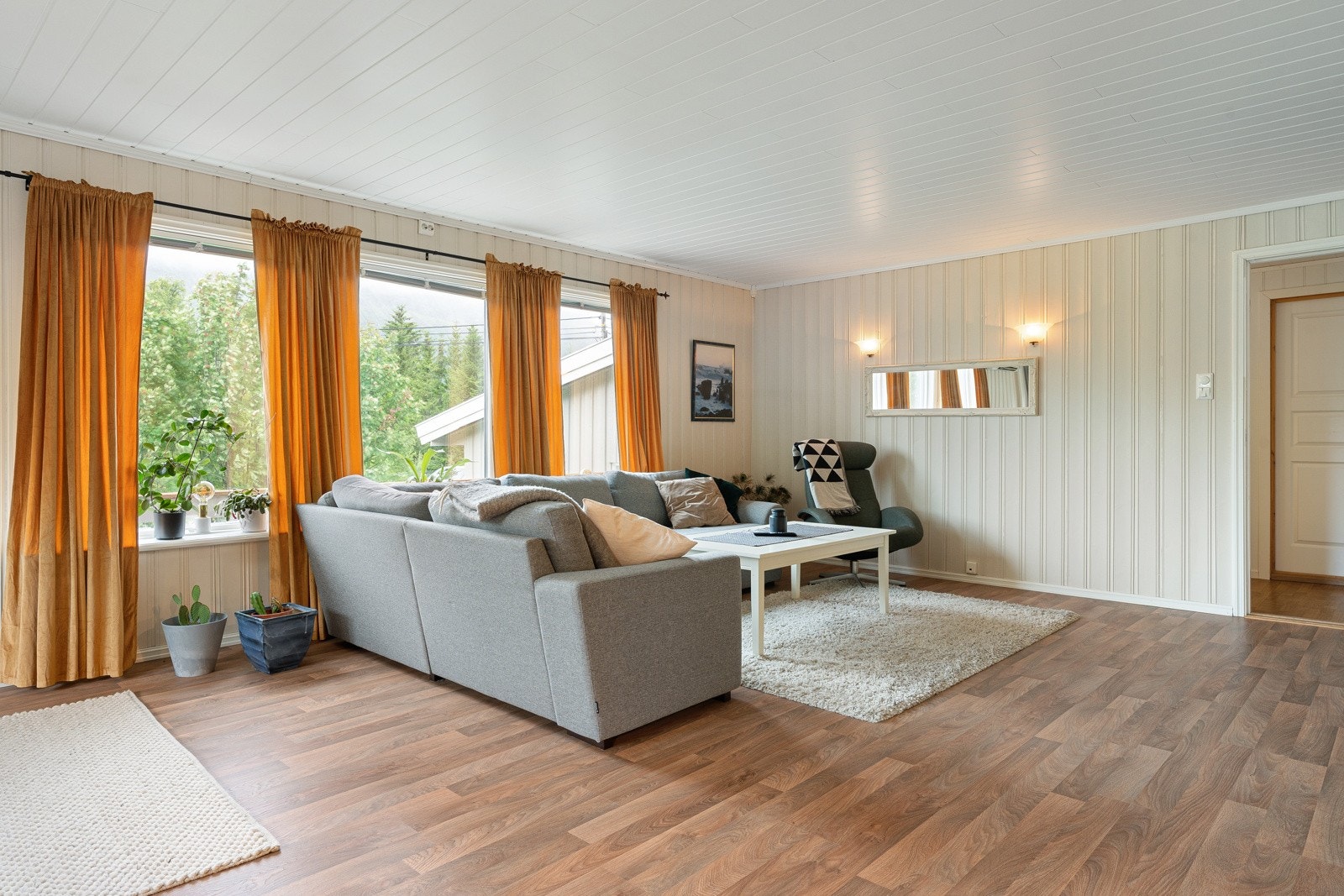 Stuen oppleves luftig med store vindusflater på flere vegger, samt gode sosiale soner.