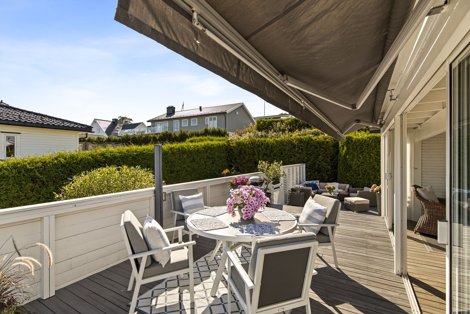 På varme sommerdager kan terrassemarkisen kjøres ut og bidra til en behagelig uteplass. Galleribilde
