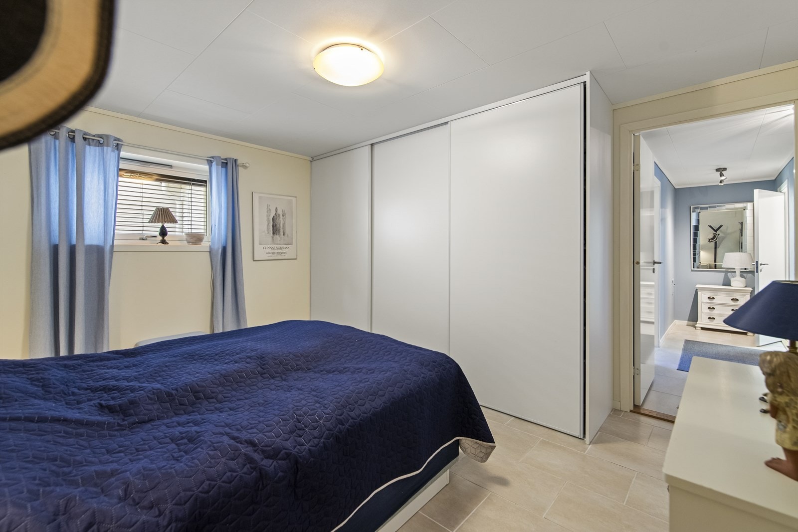 Rommet er også utstyrt med en praktisk skyvedørsgarderobe fra gulv til tak. Galleribilde