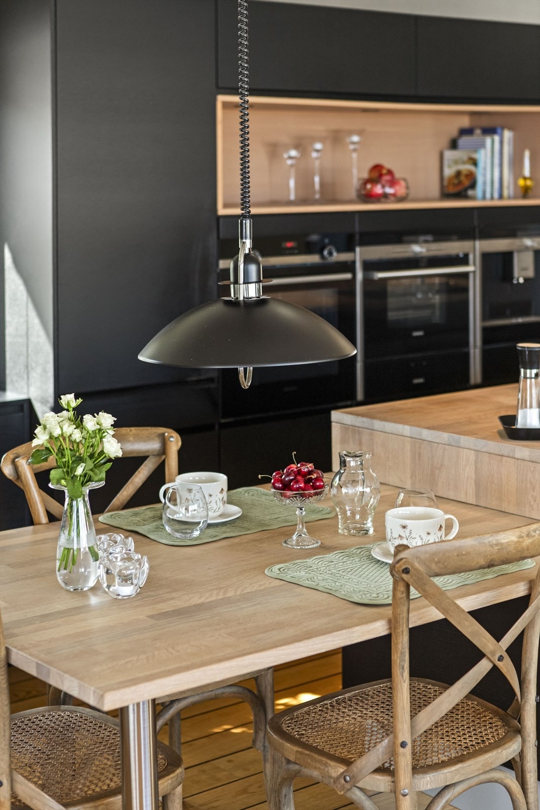 I enden av kjøkkenøyen er også en spisestue praktisk plassert - perfekt for de raskere og enklere måltidene i hverdagen. Galleribilde