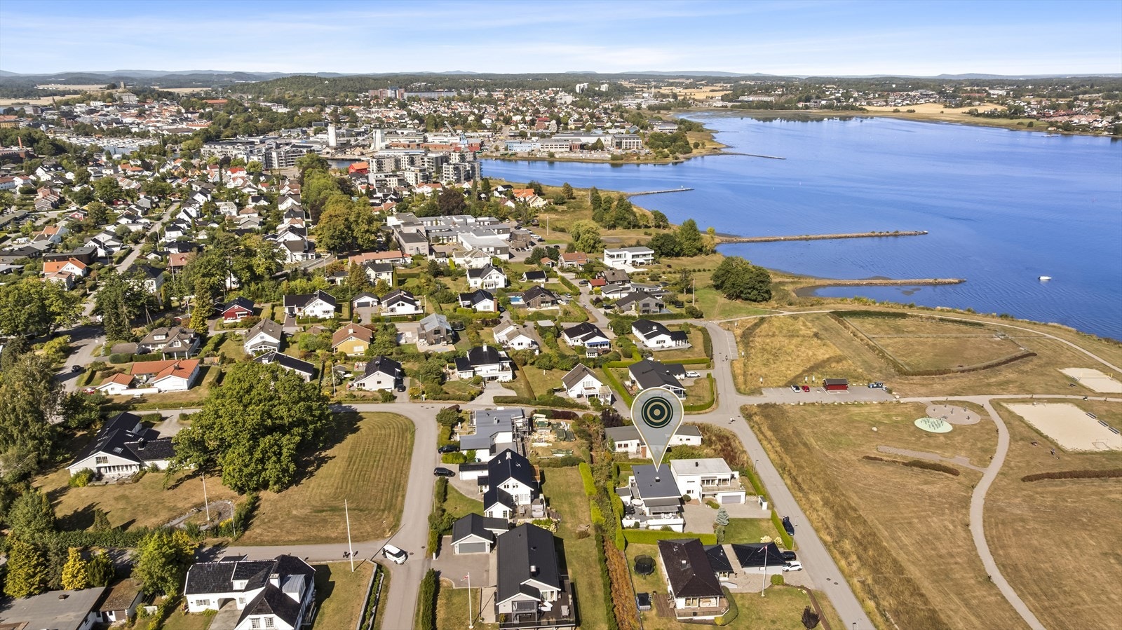 Fra boligen er det kun en kort spasertur ned til Rosanesparken, et av områdets mest populære friområder med badestrand, store gressletter, småbåthavn og kyststi. Galleribilde