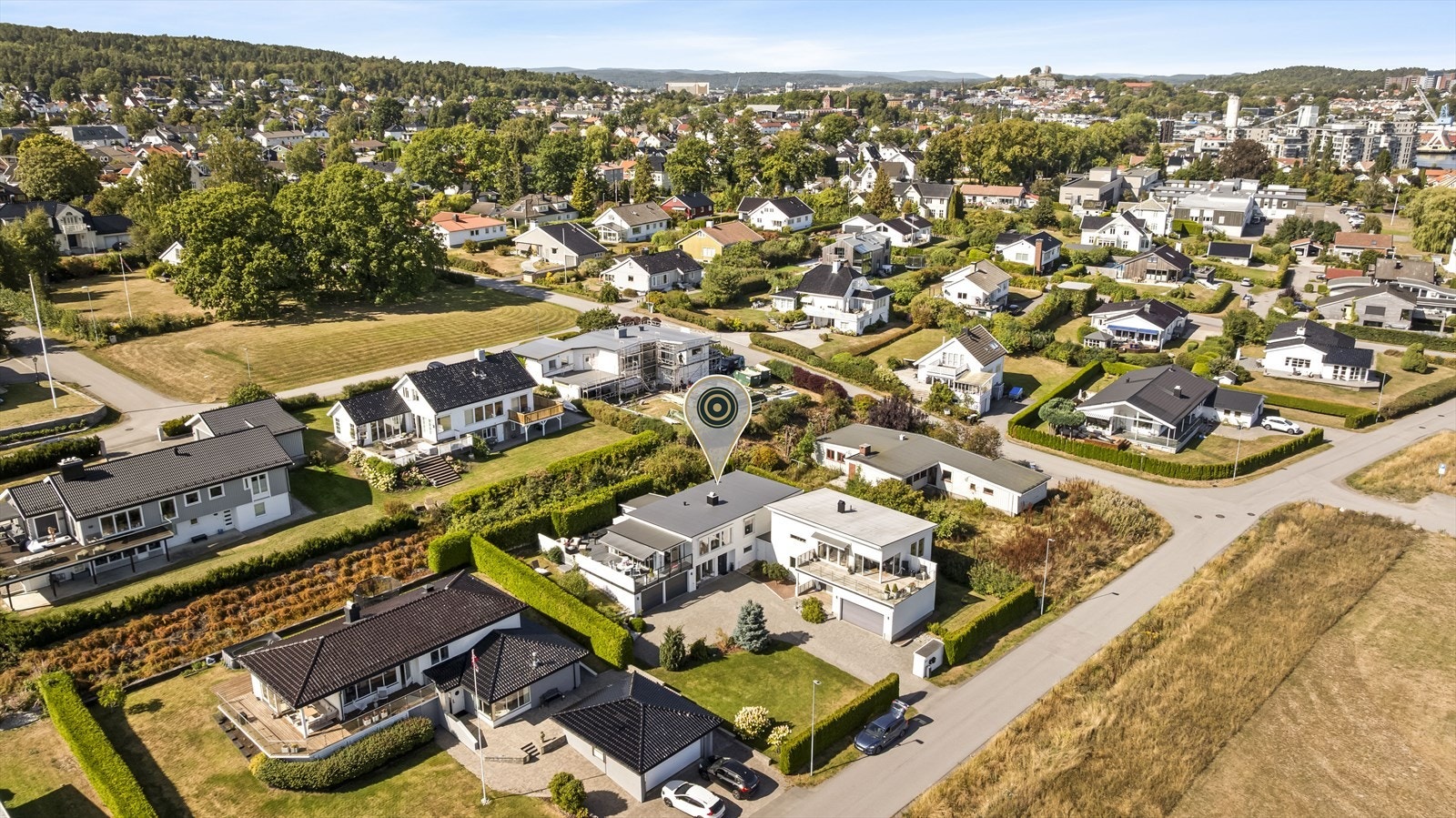 Skuteveien 9A har en svært attraktiv og barnevennlig beliggenhet på Rosanes/Teie på Nøtterøy. Her bor du i et veletablert boligområde som kombinerer rolig nabolagsfølelse med umiddelbar nærhet til både sjø og sentrum. Galleribilde