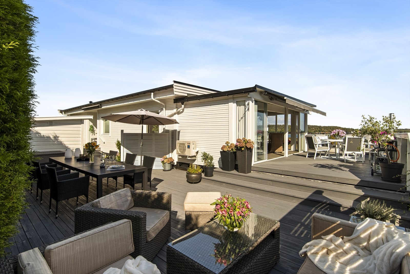 Utenfor stuen ligger en stor terrasse på hele 94 kvm med tredekke, belysning, svært gode solforhold og flotte utsiktsforhold! Galleribilde