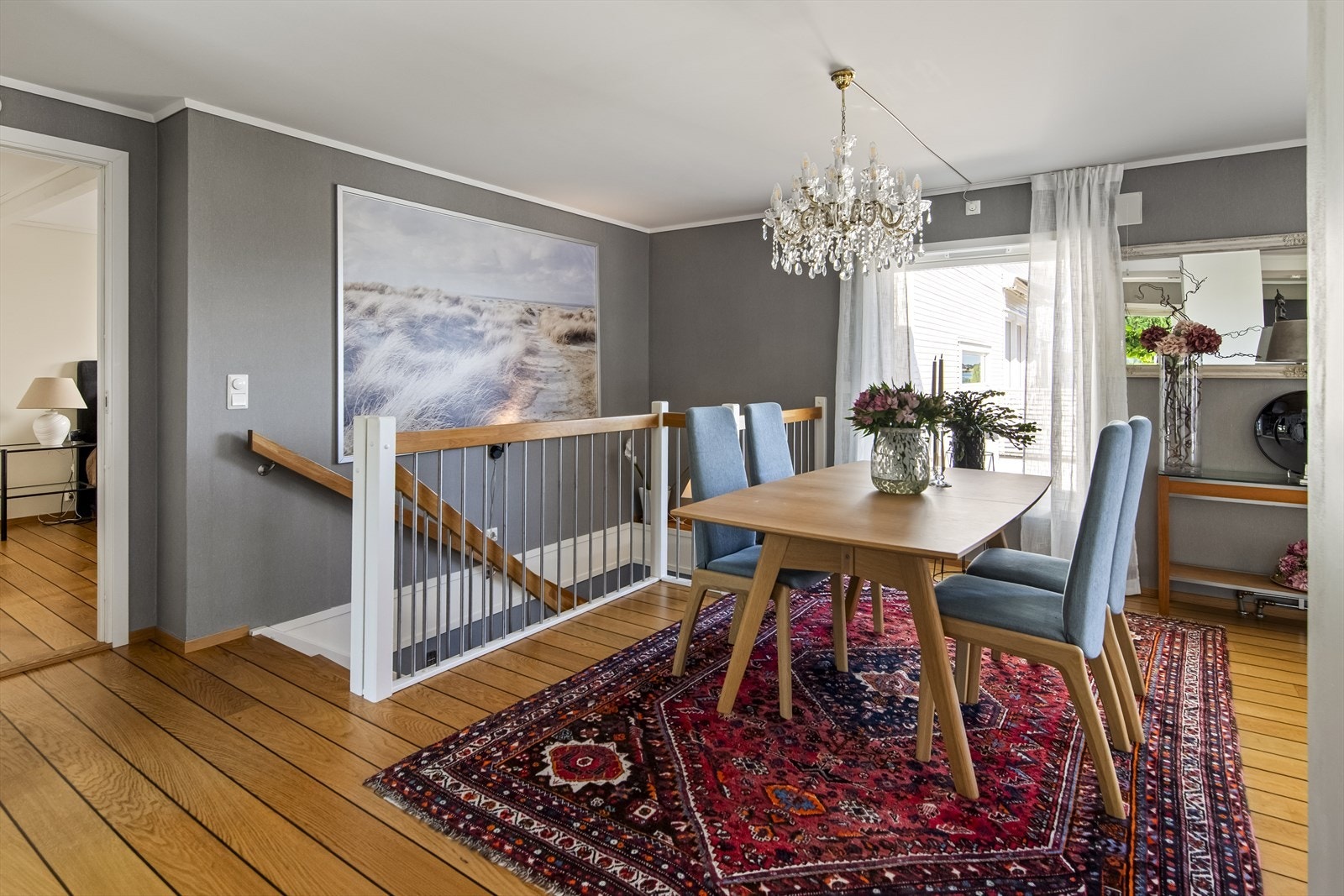 Stuen kan også fint innredet i flere soner, og det er god plass til en større spisestue mot trappen. Galleribilde