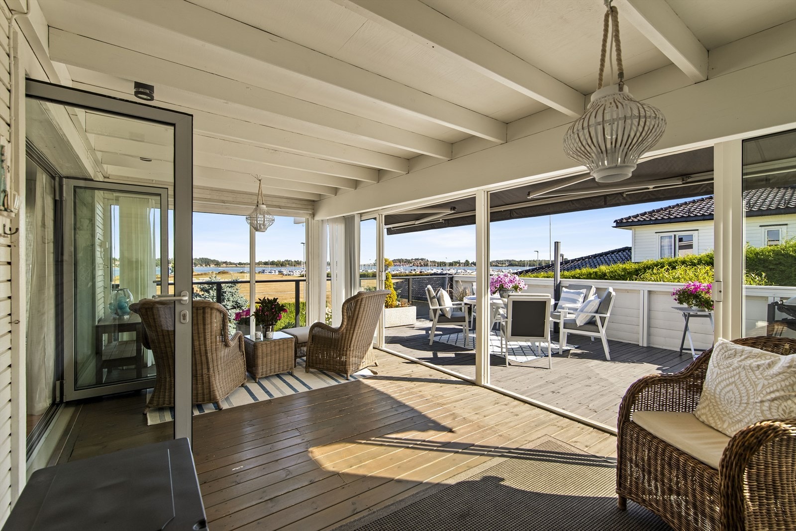 Videre ut fra hagestuen er det en hyggelig terrasse med svært gode solforhold. Galleribilde