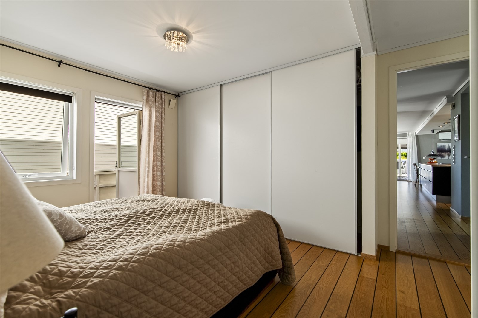 Hovedsoverommet er også utstyrt med en romslig skyvedørsgarderobe som gir godt med oppbevaringsplass. Galleribilde