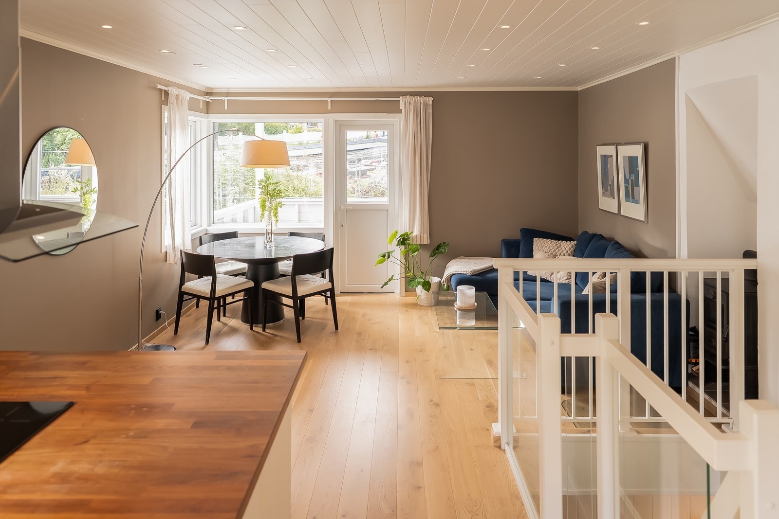 Det er montert nye downlights i himling fra 2026, som er styrt via. PLEJD Smarthussystem. Galleribilde
