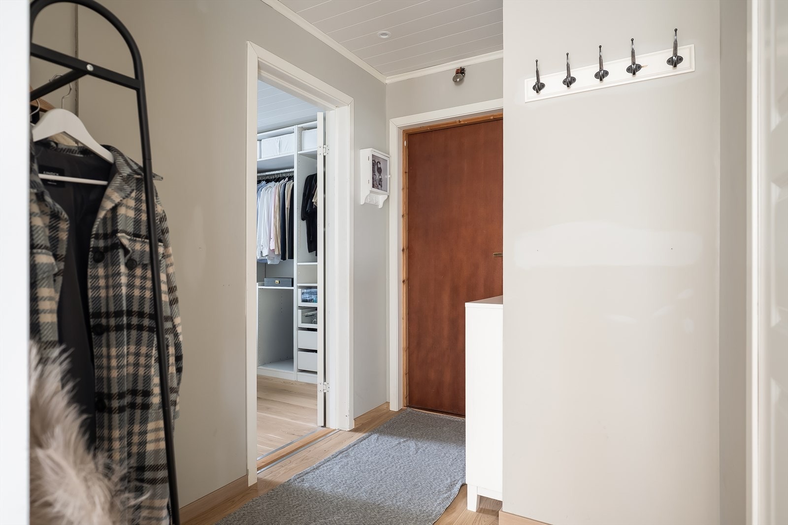 Rett innenfor leiligheten har du egen entré med plass til oppbevaring av yttertøy og sko. Galleribilde