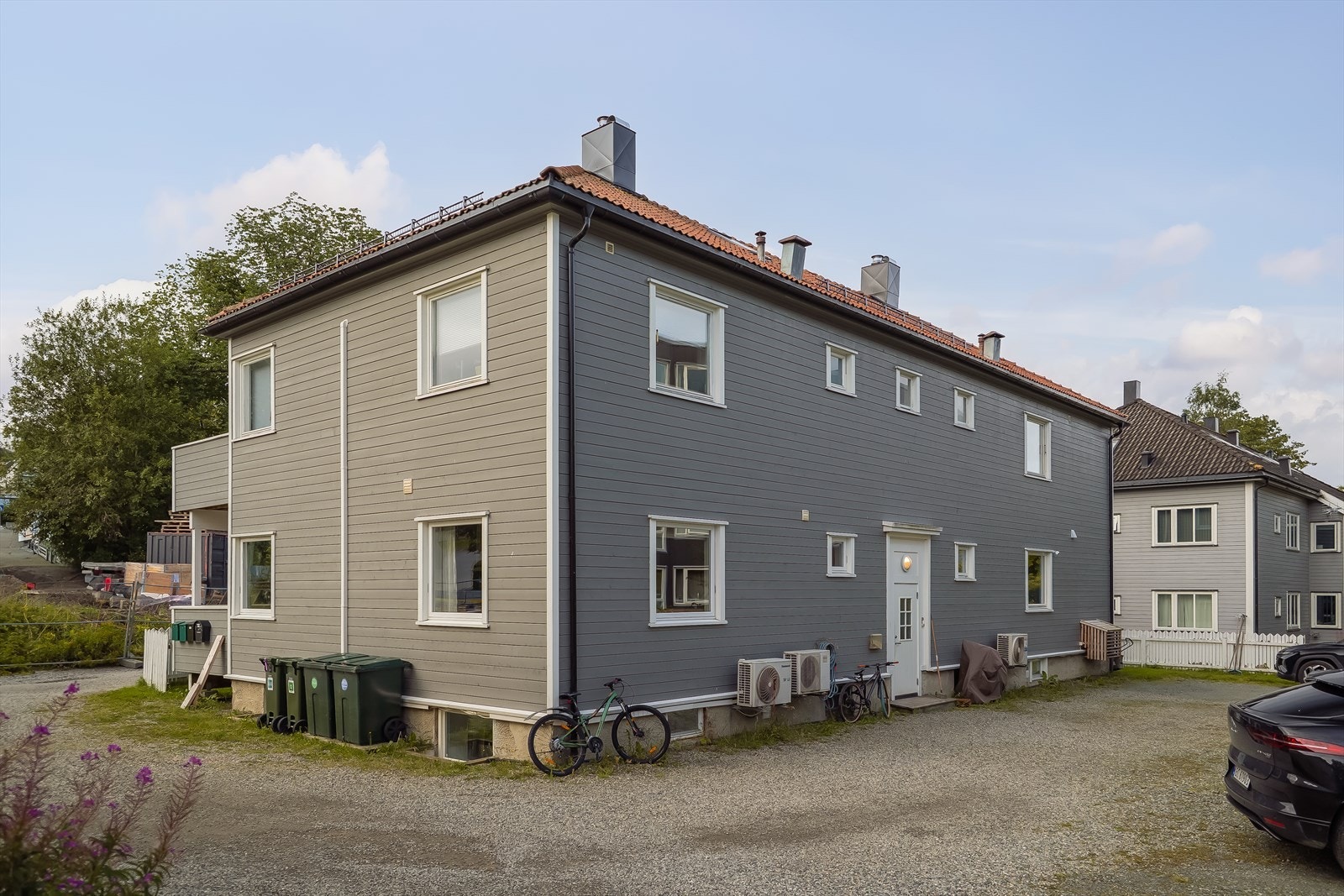 På sameiets tomt har du to parkeringsplass til disposisjon. Her er det mulig å etablere el-lader. Galleribilde