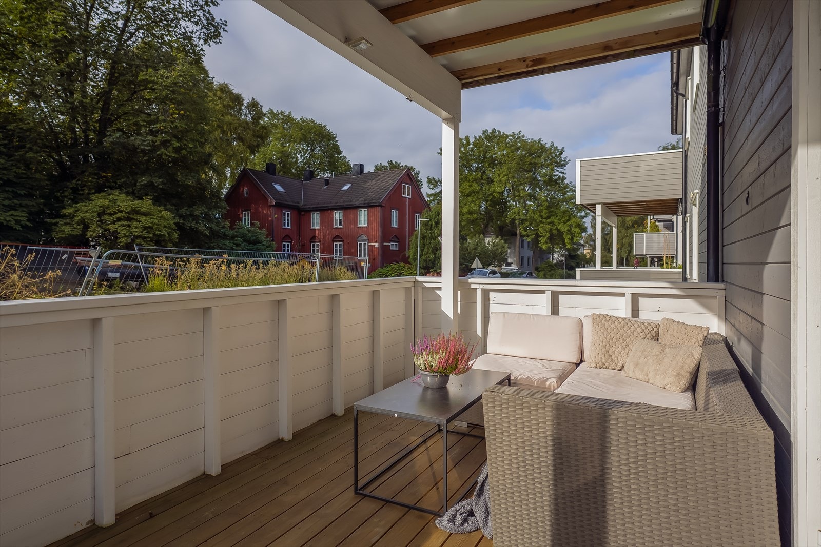 Fra stuen er det utgang til en veranda på ca. 11 m². Verandaen gir gode muligheter for hyggelige stunder utendørs. Veiarbeid er estimert ferdig september 2026, iflg. Statens vegvesen. Galleribilde